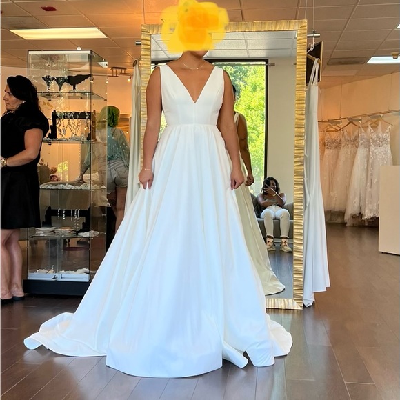 flares Bridal Dresses & Skirts - Hi! Selling this brand new, never worn, wedding gown. This is a size 8.